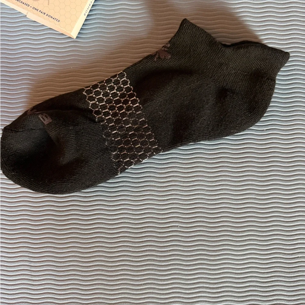 Men’s’ Bombas Black Low-Cut Athletic Sock with Honeycomb Arch